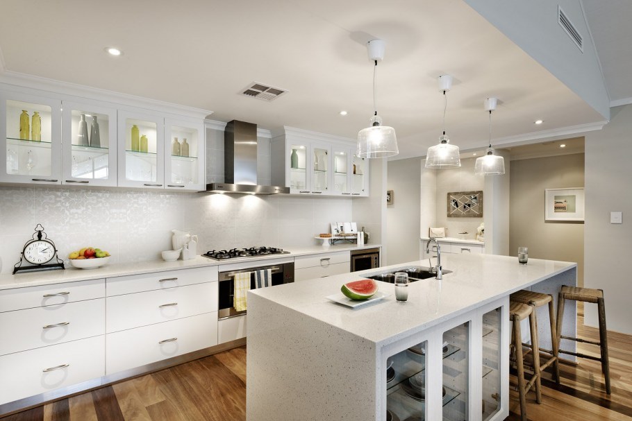 Кухня в белых тонах интерьер