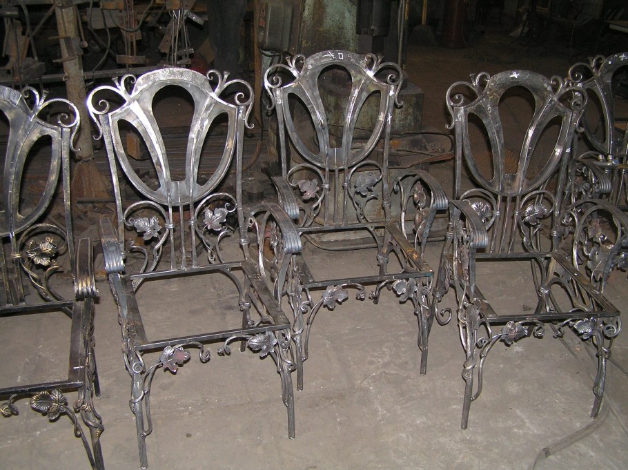 Креативные стулья из металла