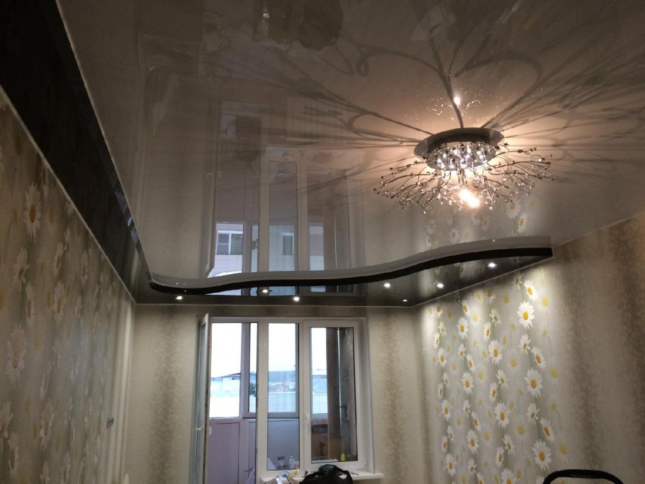 Потолок в комнате