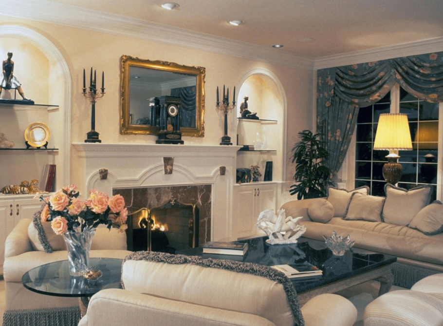 Красивые гостиные в доме с камином