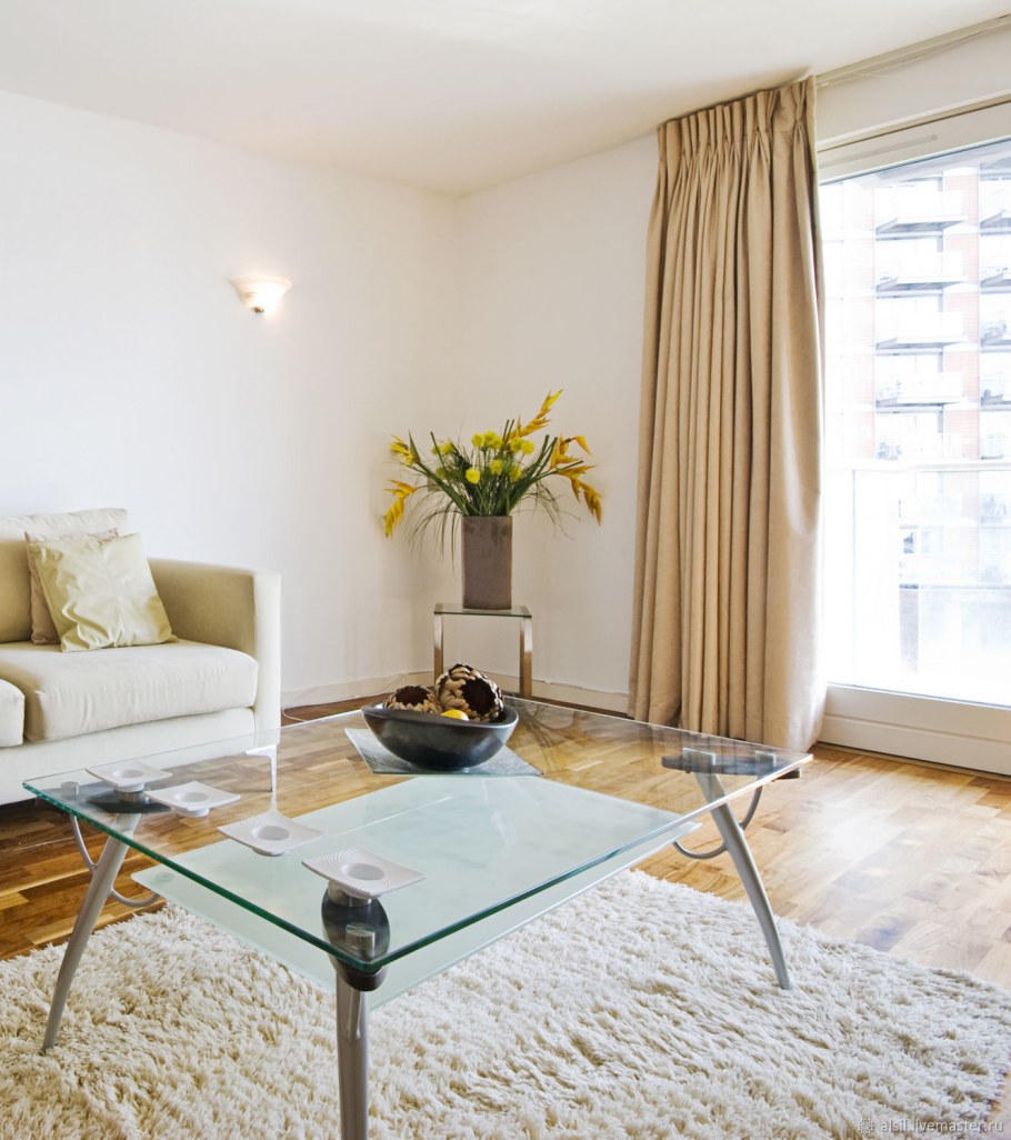 Спальня в бежевых тонах с яркими акцентами