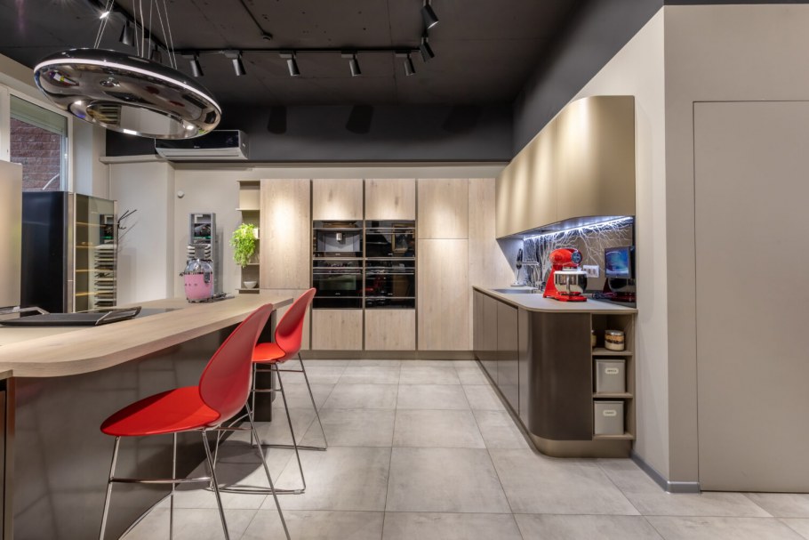 Красно серая кухня