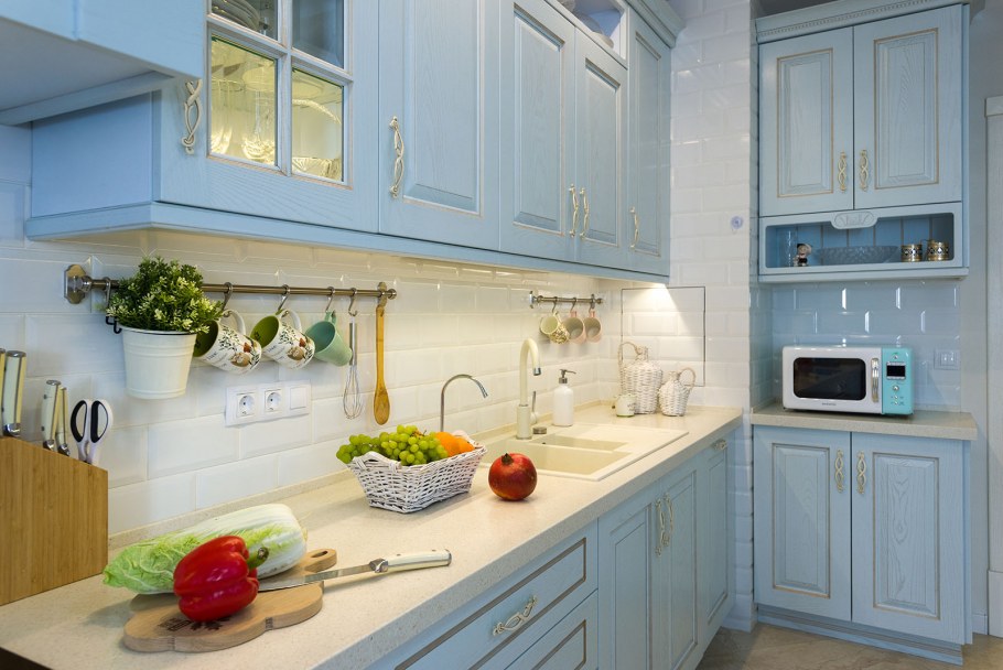 Цементная стена на кухне