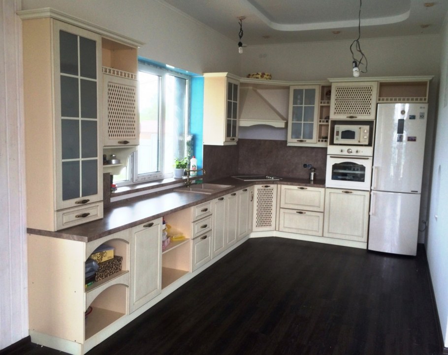 Кухня классика под шкафами по низу полки