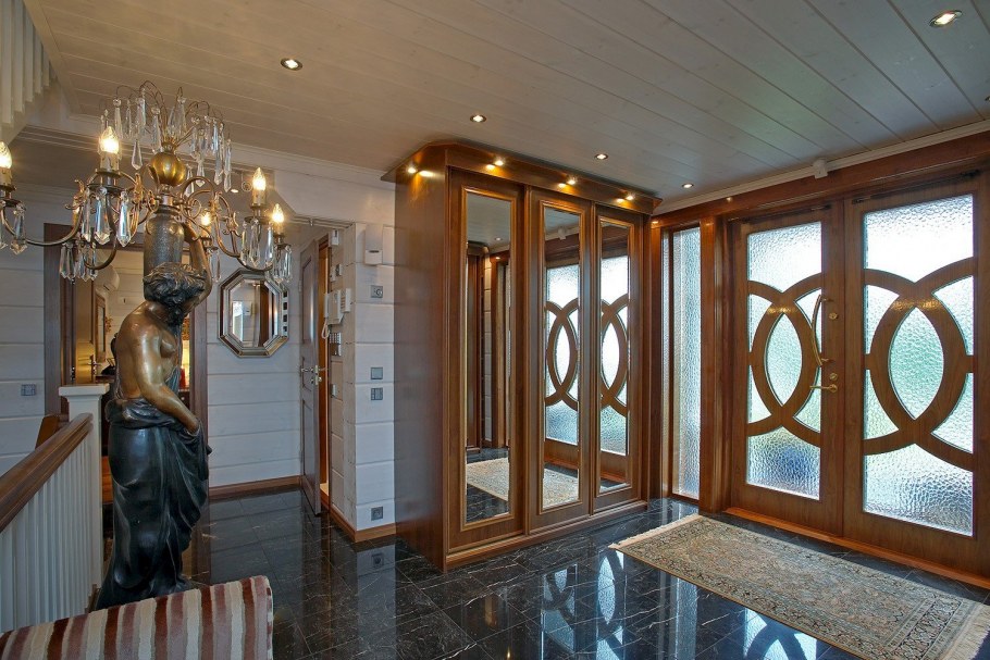 Холл в деревянном доме