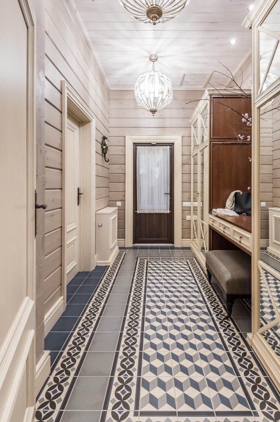 Прихожая в деревянном доме