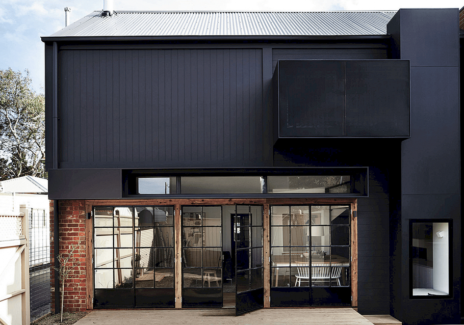 Черный фасад здания