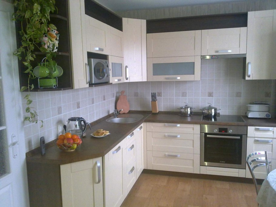 Бежевая кухня с серебристой техникой