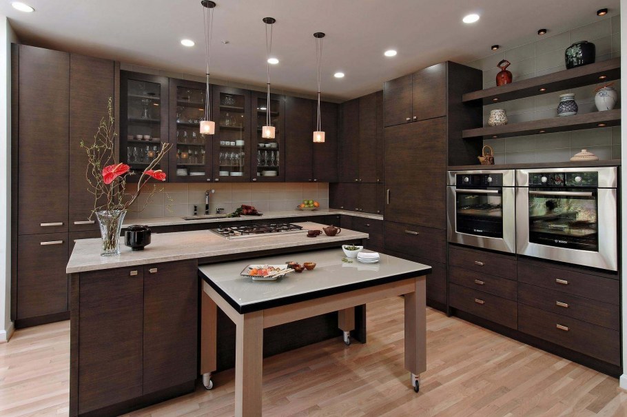 Современная кухня из темного дерева