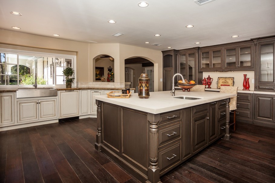 Кухонный остров в классическом стиле