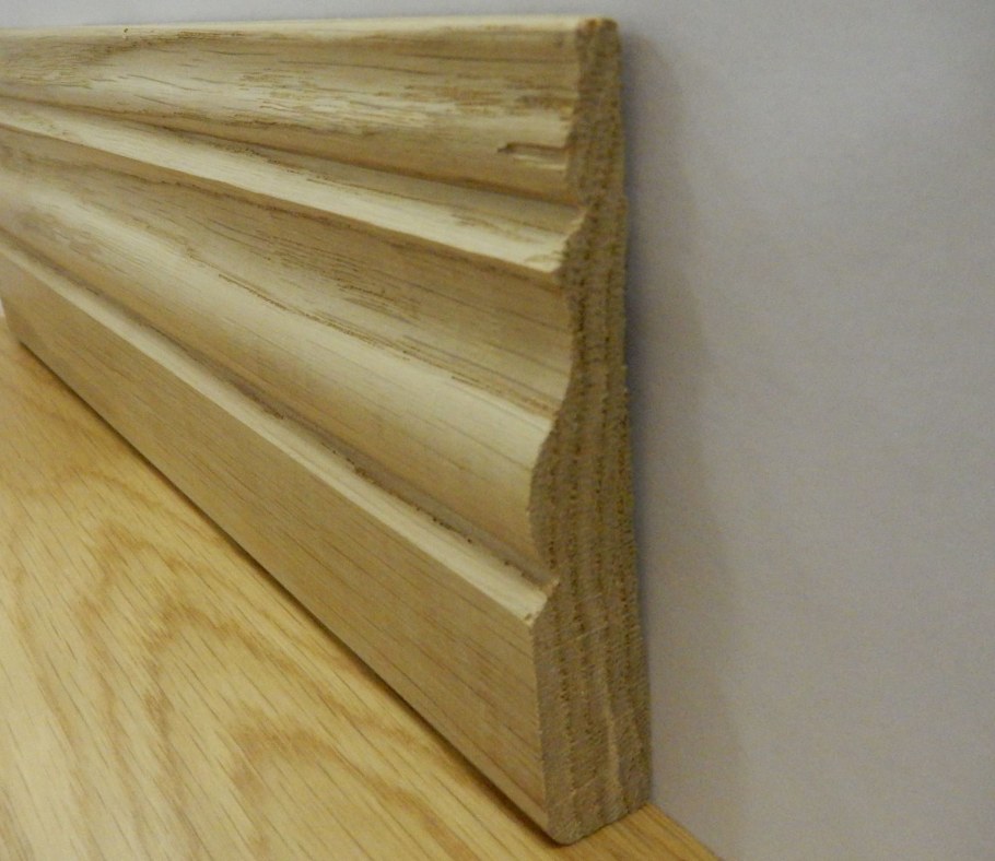 Старый плинтус деревянный напольный