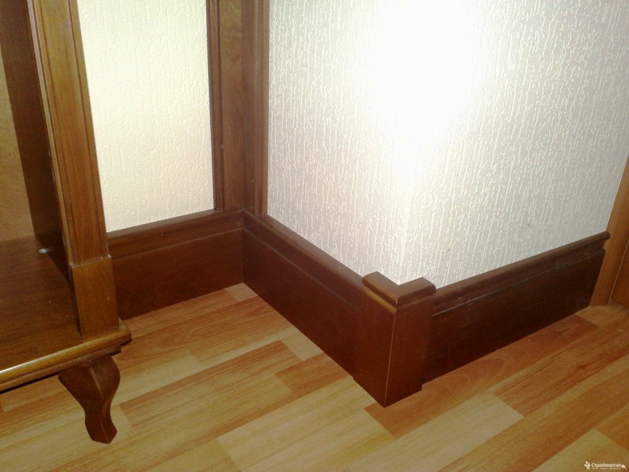 Широкие деревянные плинтуса для пола