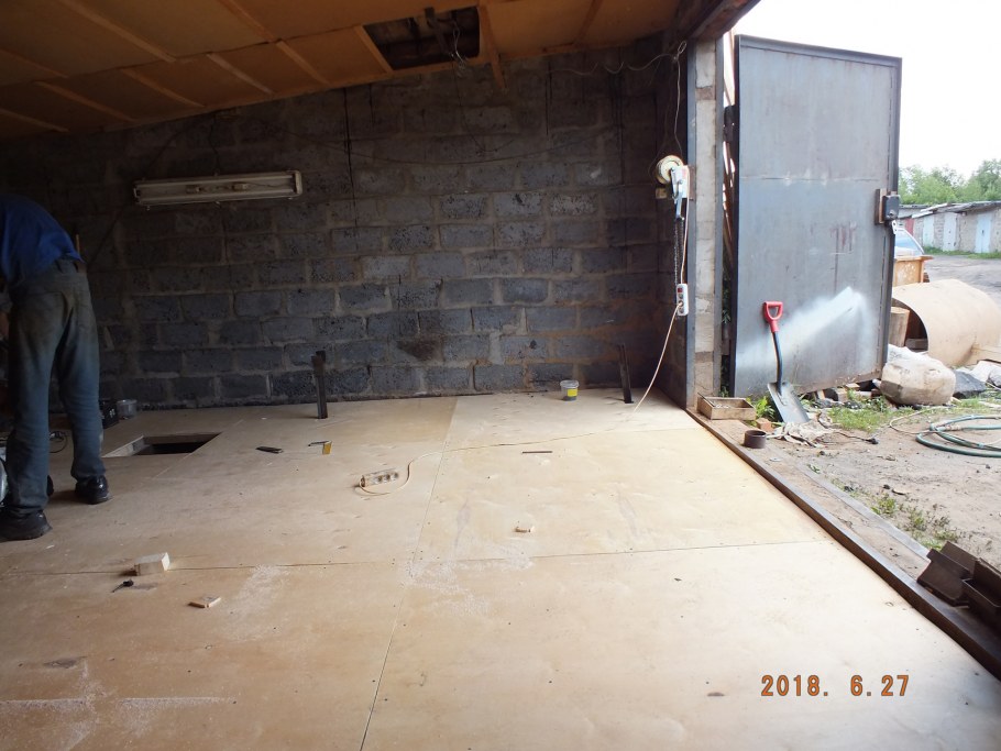 Деревянный пол в гараже