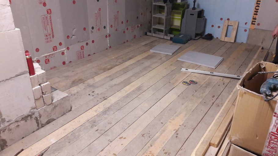 Деревянный настил в гараже