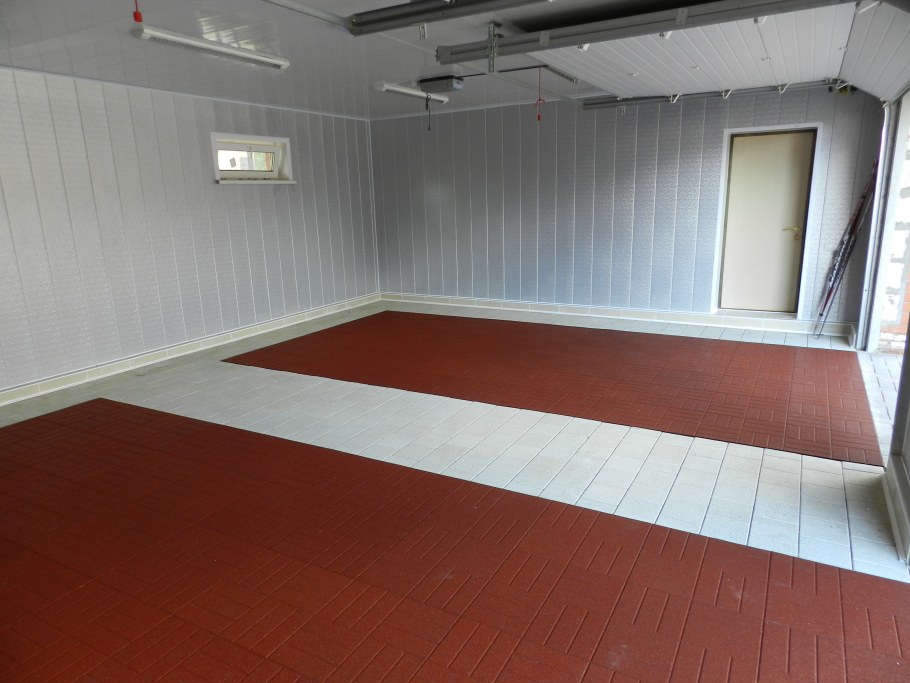 Резиновая плитка для гаража