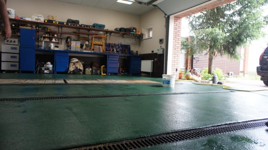 Деревянный пол в гараже