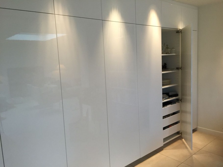 Белый шкаф в прихожую без ручек