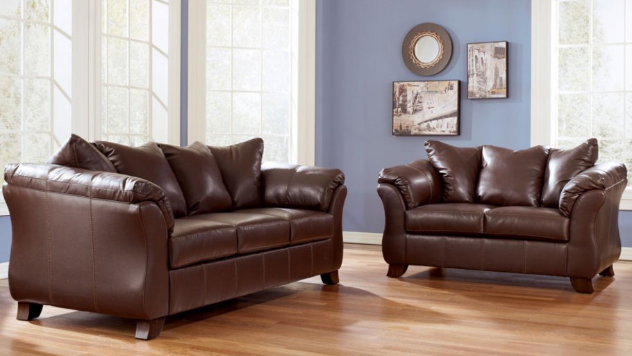 Темно коричневый кожаный диван в интерьере