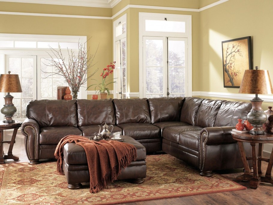 Кожаный диван угловой коричневый в интерьере