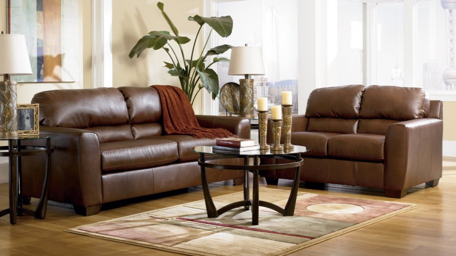 Коричневый кожаный диван в интерьере