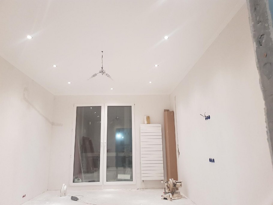 Гипсокартонный потолок без плинтуса