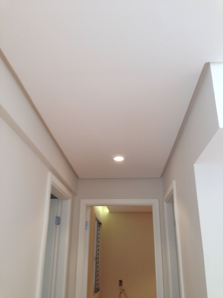 Потолок из гипсокартона одноуровневый коридор