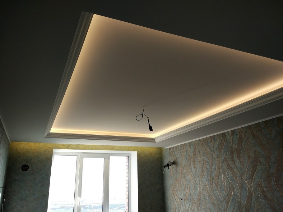 Натяжной потолок с подсветкой