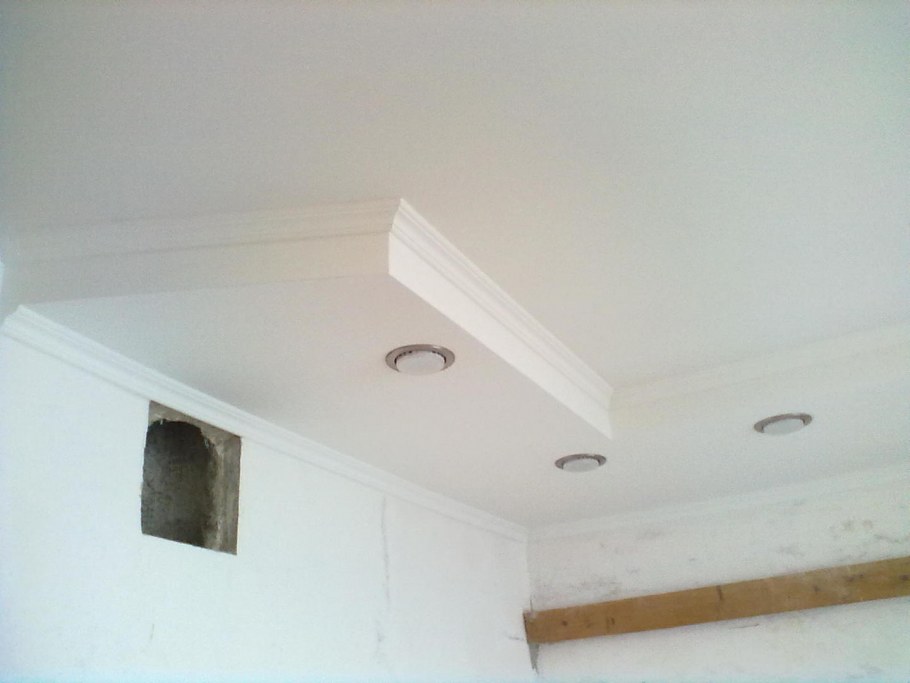 Потолок из гипсокартона двухуровневый с плинтусом