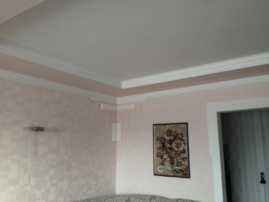 Плинтус на двухуровневом потолке