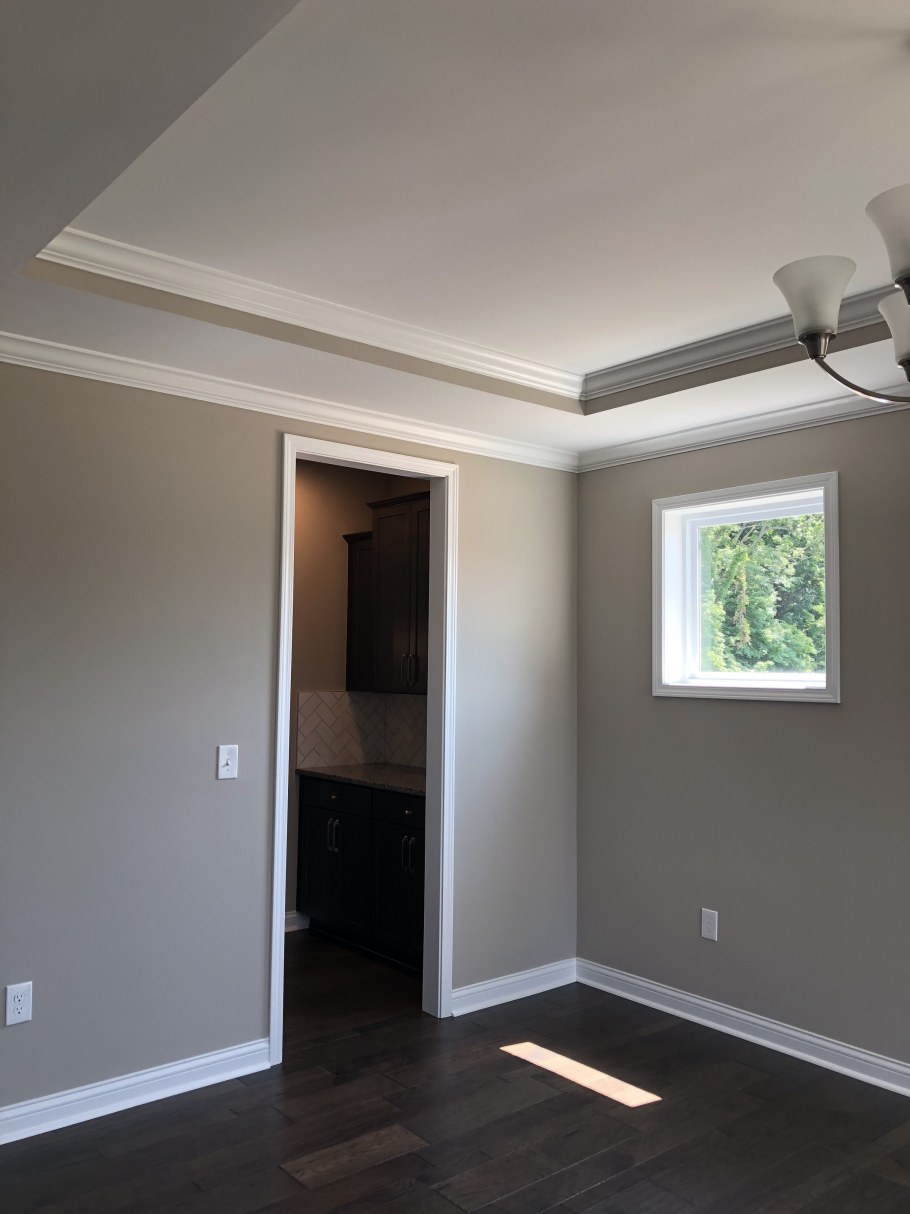 Одноуровневый потолок с молдингами