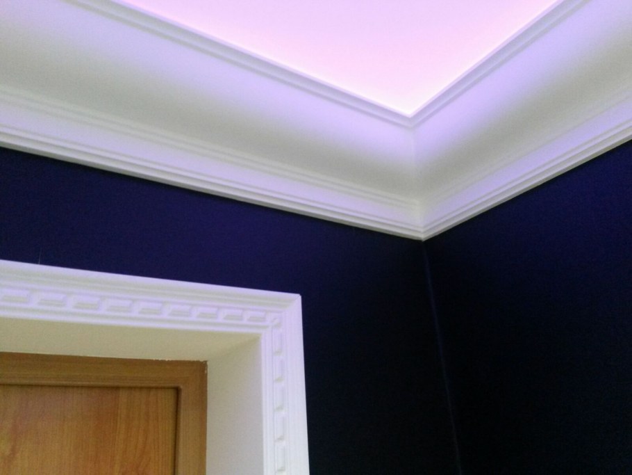 Полиуретановый карниз для натяжного потолка