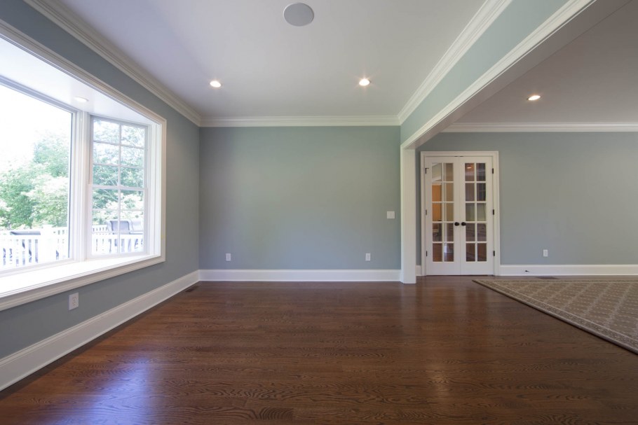 Двухуровневый потолок из гипсокартона с потолочным плинтусом