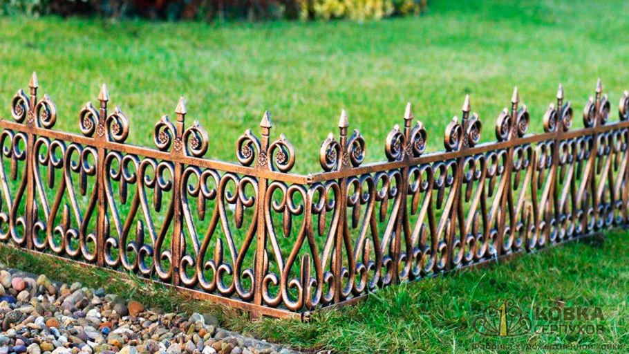Кованые ограждения газонов