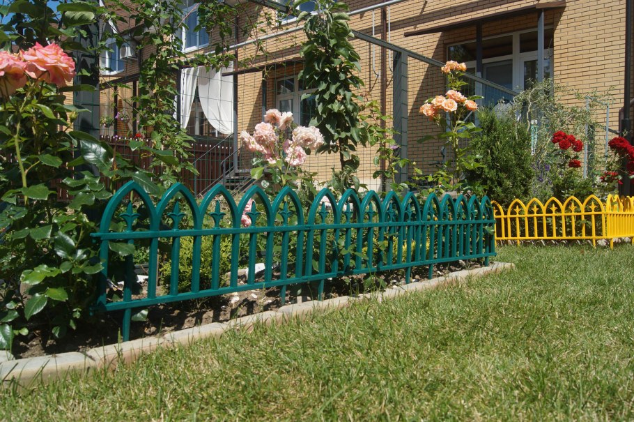 Цветник у забора