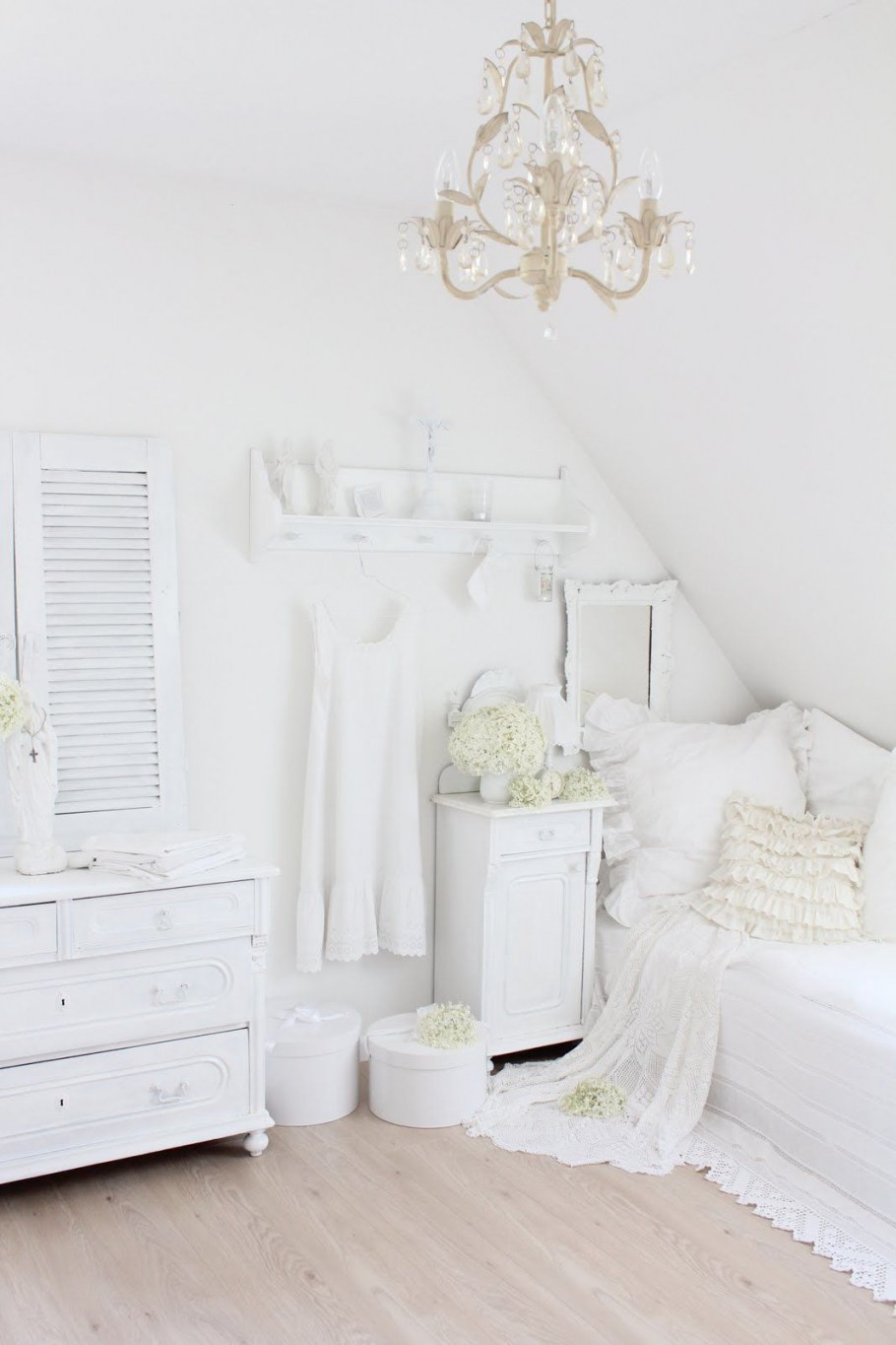 Комната для девочки в белых тонах