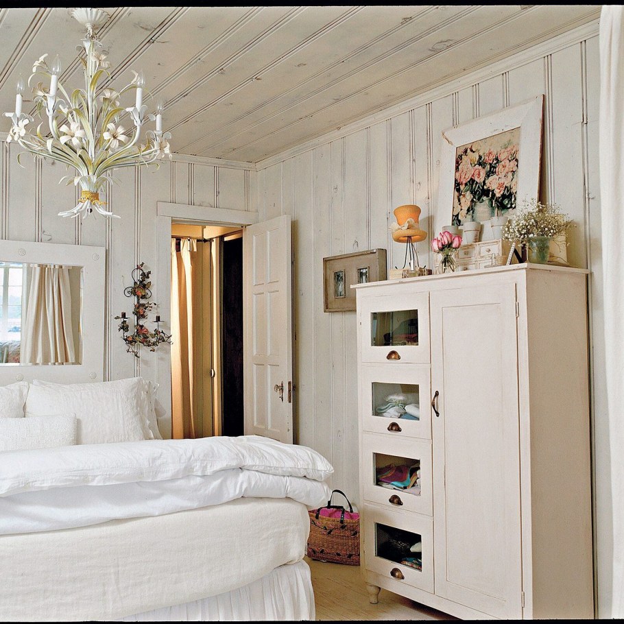 Белая вертикальная вагонка в спальне