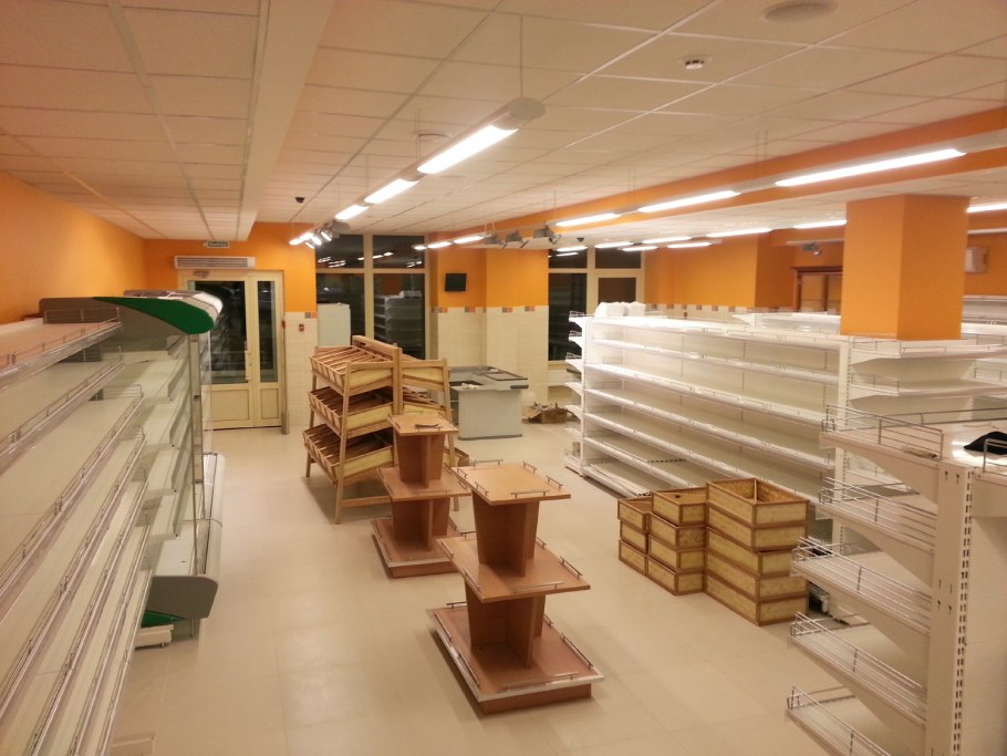 Отделка стен в торговом помещении