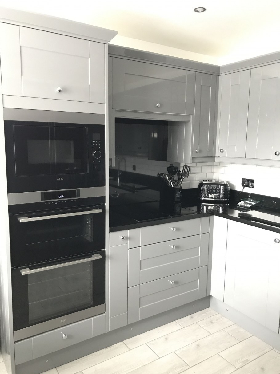 Белая кухня со встроенной техникой