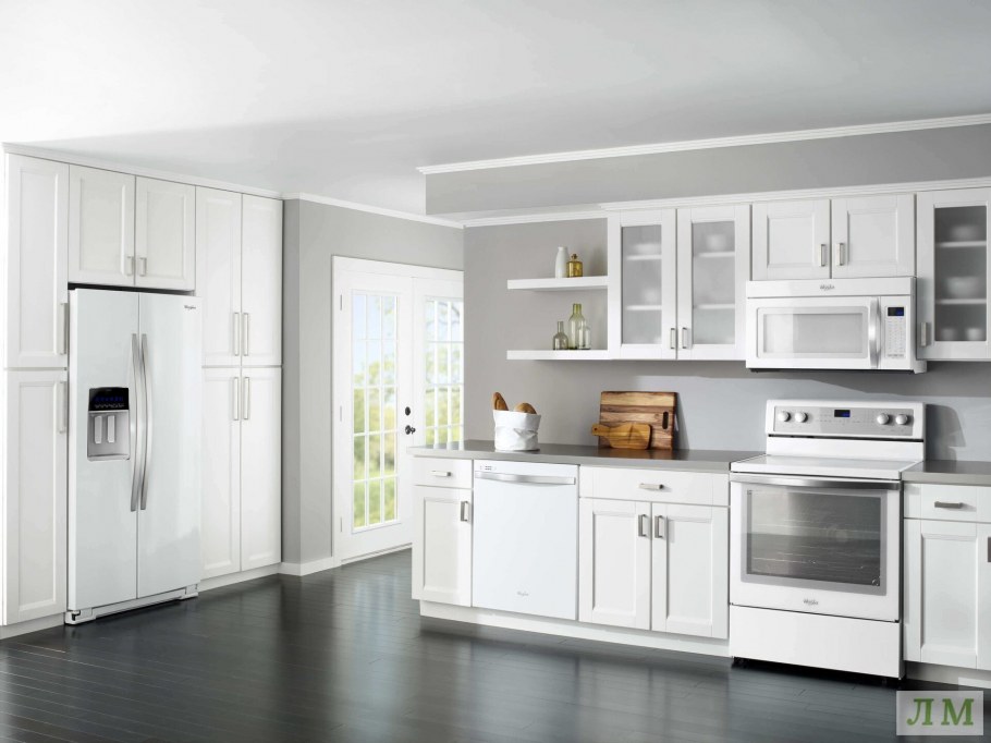 Белый кухонный гарнитур в интерьере