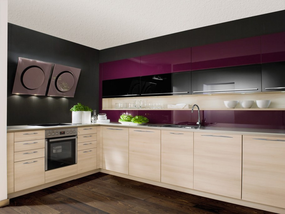 Кухонный гарнитур темно сливового цвета