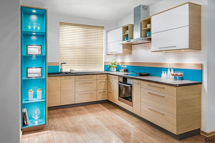 Кухонный гарнитур под светлое дерево