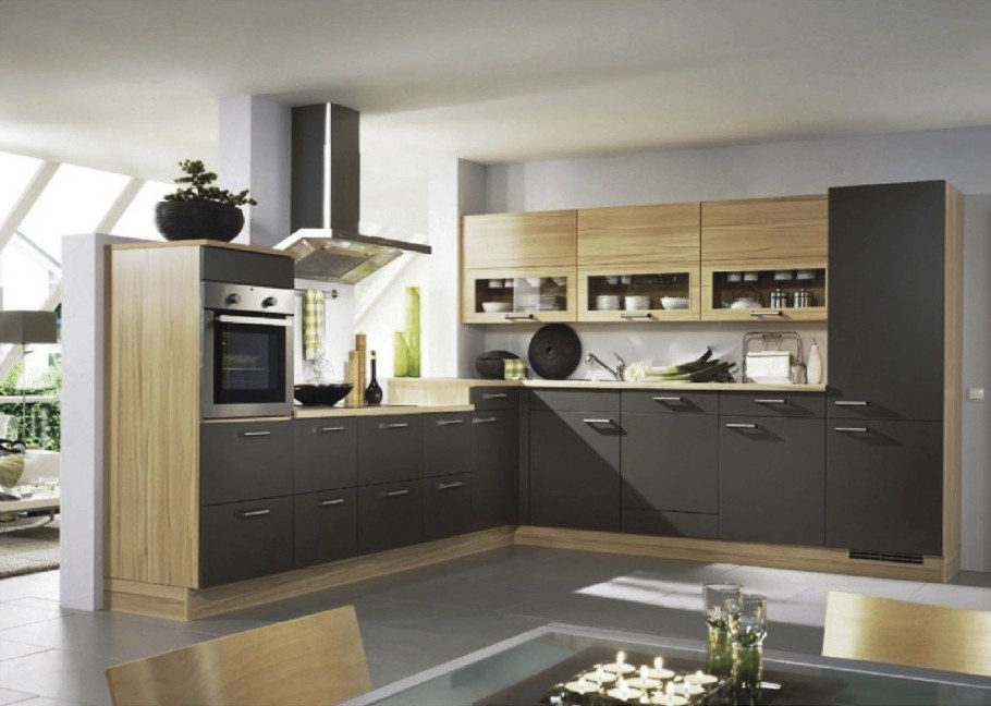 Современные кухонные гарнитуры с пеналом