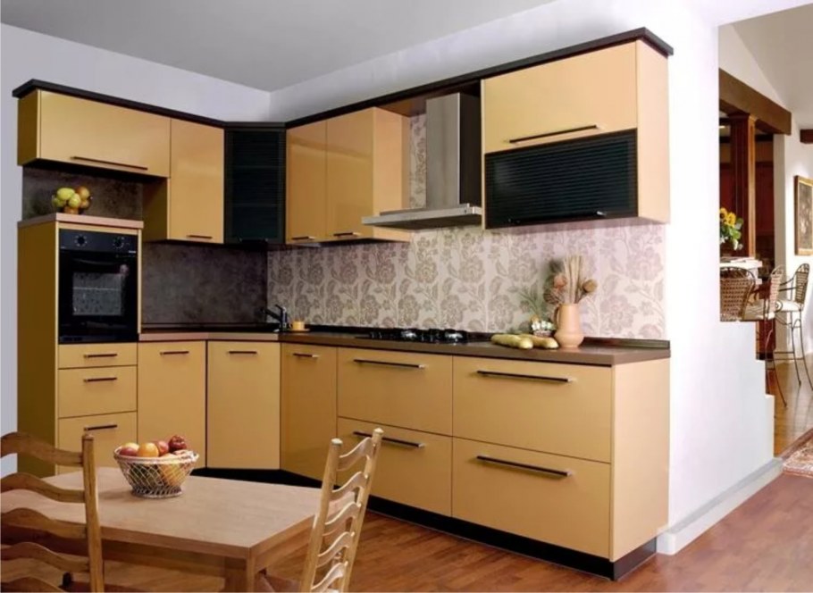 Кухонный гарнитур золотого цвета