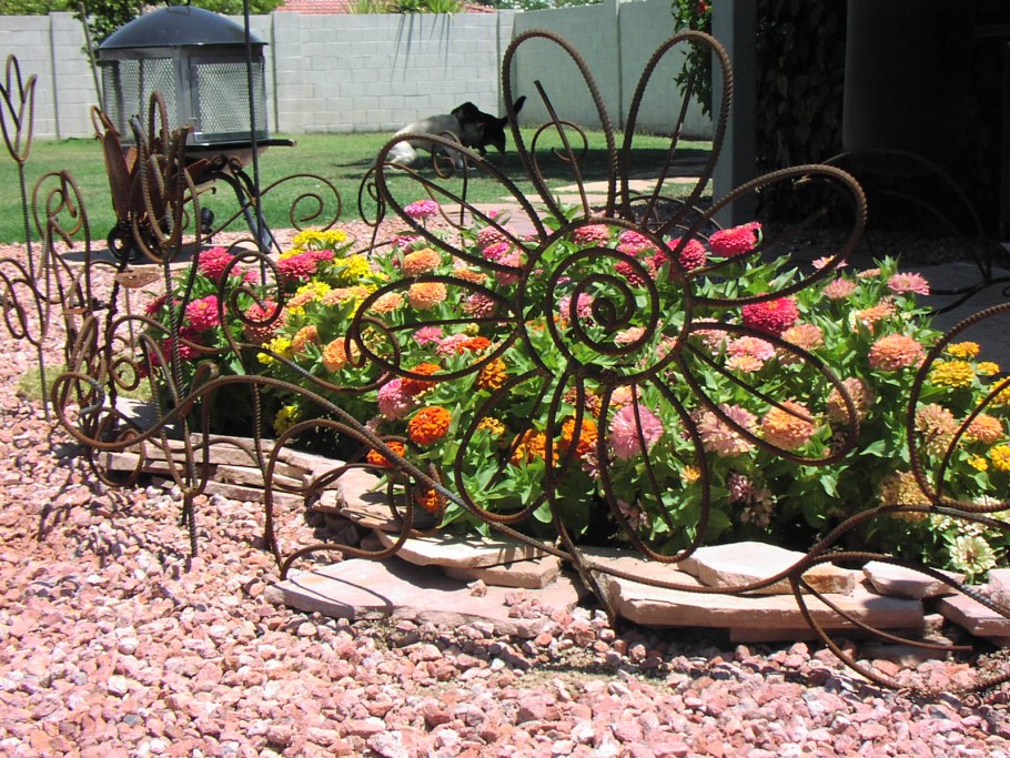 Металлические клумбы для цветов