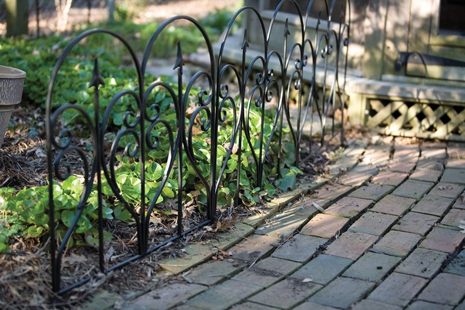 Заборчик из арматуры для клумбы