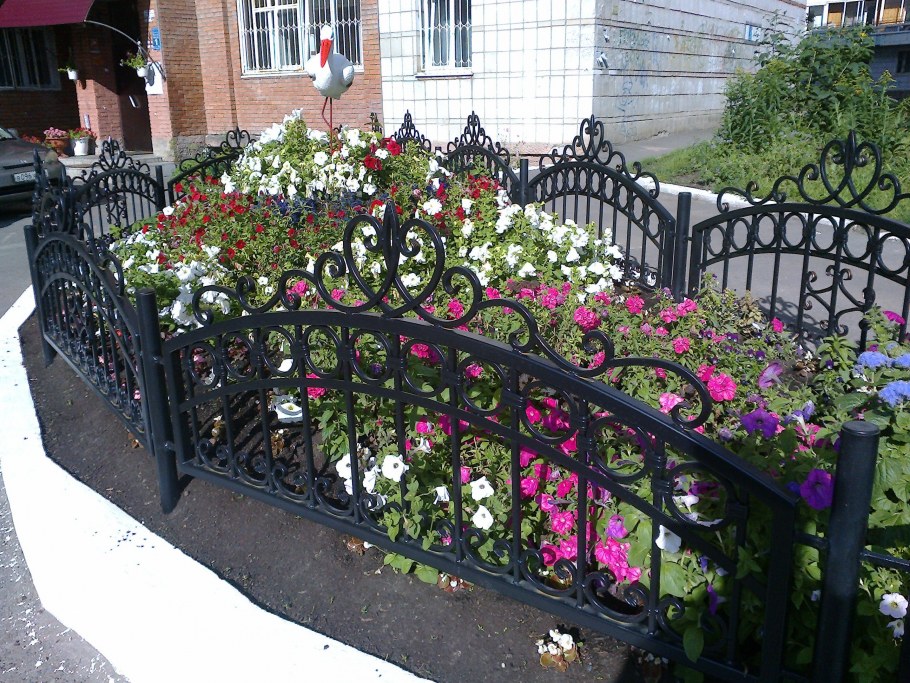 Кованый цветник палисадника