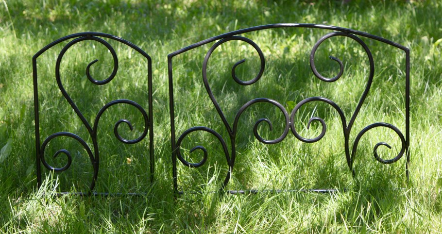 Кованые садовые заборчики