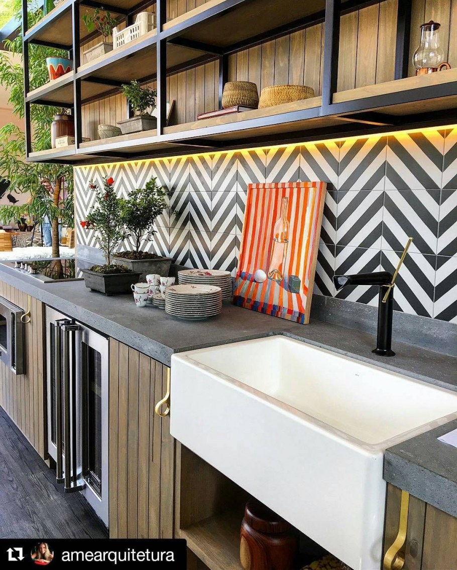 Кухня лофт с кирпичным фартуком