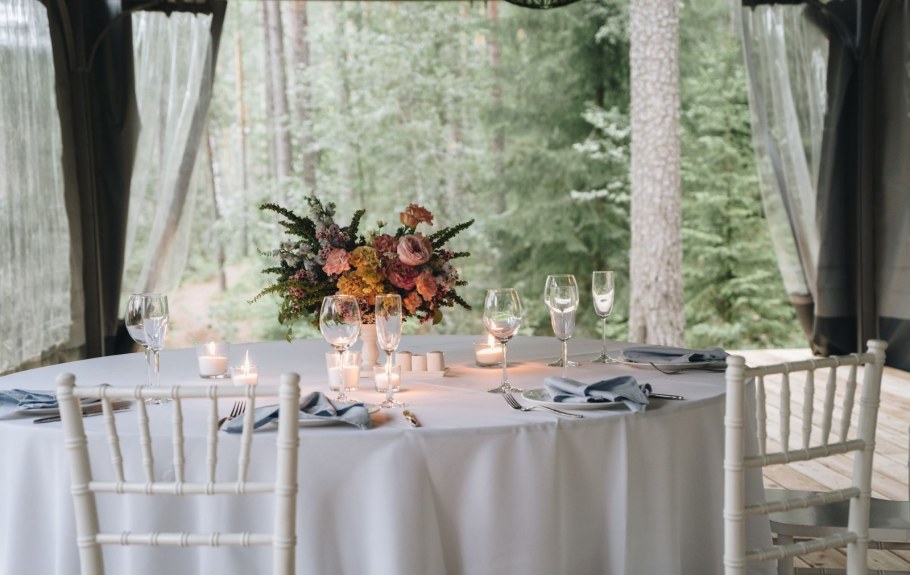 Интерьер банкетного зала в кафе