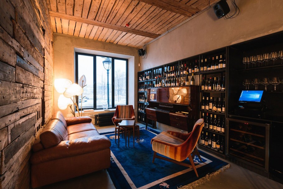 Шоколадные стены в интерьере